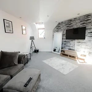  Apartment Spacious 2 Bed 800 Metres From The United Kingdom